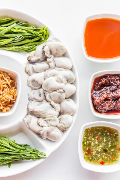 Las ostras sirven con verduras variadas —  Fotos de Stock