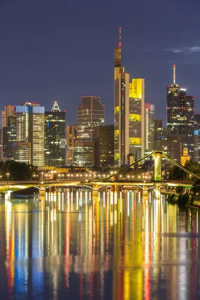 Frankfurts skyskrapor i Tyskland i skymningen — Stockfoto