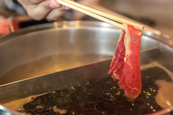 Člověk jíst hovězí Wagyu shabu — Stock fotografie