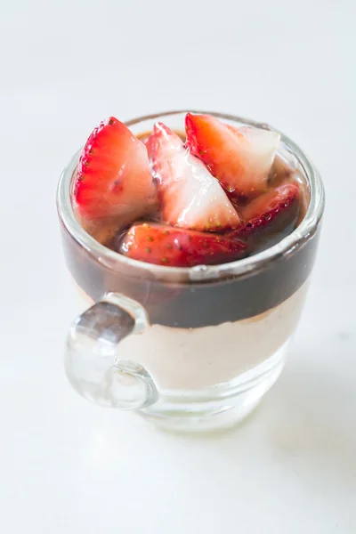 딸기 열매와 초콜릿 무스 — 스톡 사진