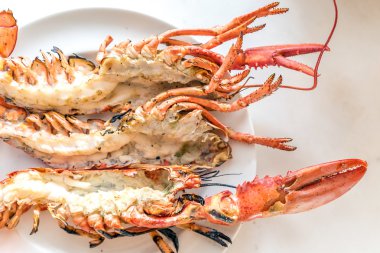 Plaka üzerinde ızgara ıstakoz