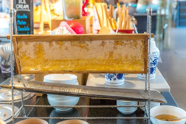 Стойка для сырой меда в ресторане — стоковое фото
