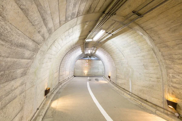 Estrada de túnel de passarela urbana — Fotografia de Stock