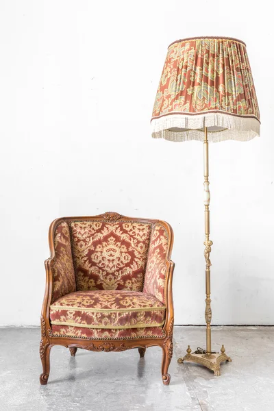 Divano marrone lampada divano — Foto Stock