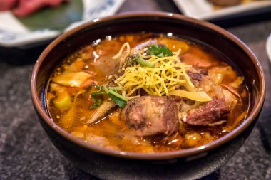 Sığır eti güveç ile haşlanmış pirinç