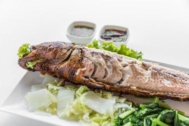 Izgara balık sebze ve sos ile