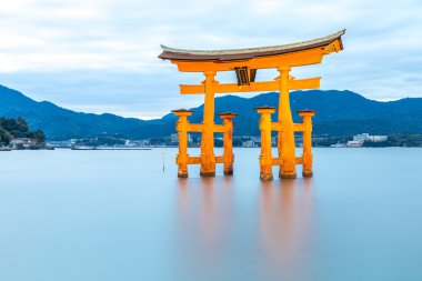 Torii Miyajima Hiroşima yüzen