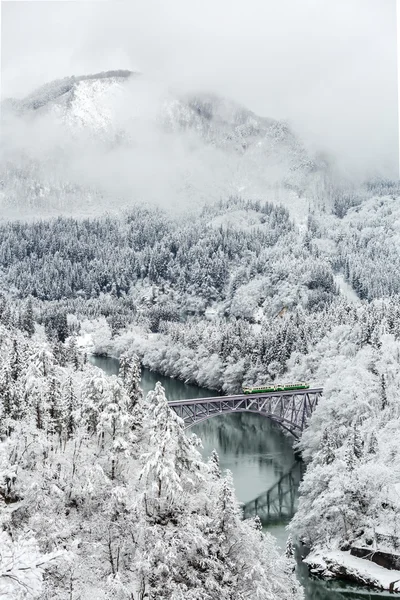 Paysage hivernal avec passage à niveau Rivière sur pont — Photo