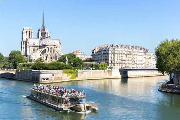 Cattedrale di Notre Dame a Parigi con crociera — Foto Stock