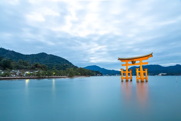 日本で有名なフローティングの鳥居 — ストック写真