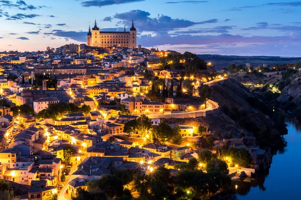 Paysage urbain de Tolède avec Alcazar au crépuscule — Photo