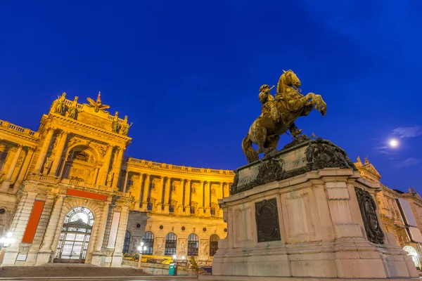 Estatua del emperador José II con el Palacio de Hofburg —  Fotos de Stock