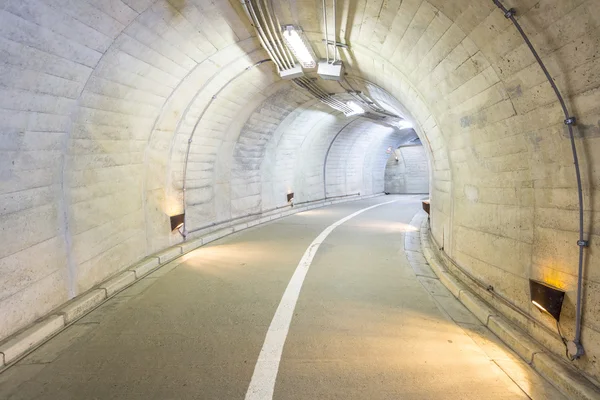 Städtische Gehweg-Tunnelstraße — Stockfoto