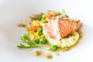 Püresi patates ve sebze ile ızgara somon