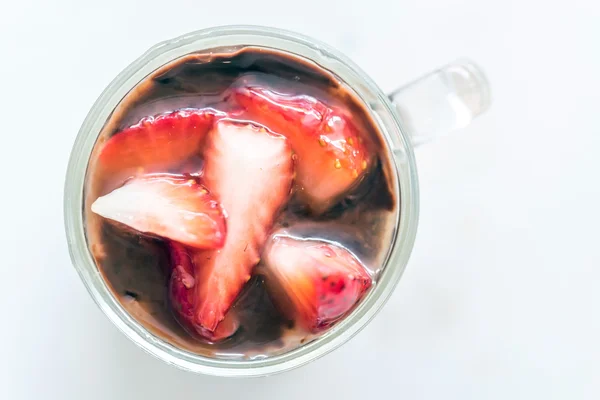 딸기 과일 얹은 초콜릿 무스 — 스톡 사진