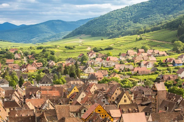 Riquewihr city in der nähe von elsässischen weinbergen in frankreich — Stockfoto