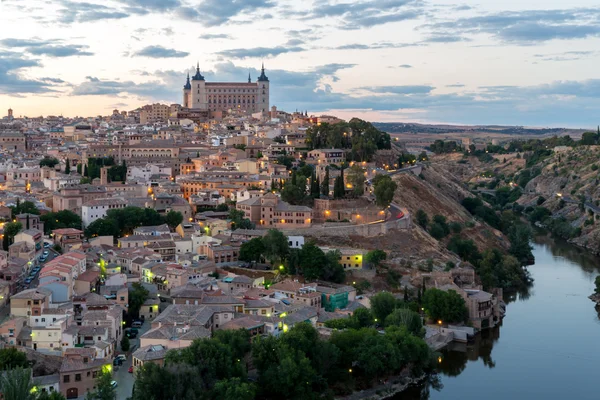 Toledo bei dämmerung in spanien — Stockfoto