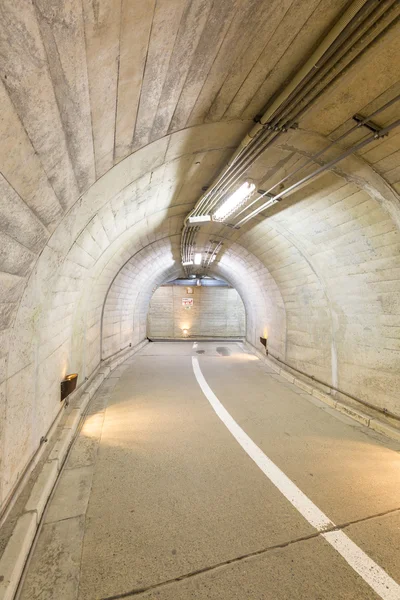 Estrada de túnel de passarela urbana — Fotografia de Stock