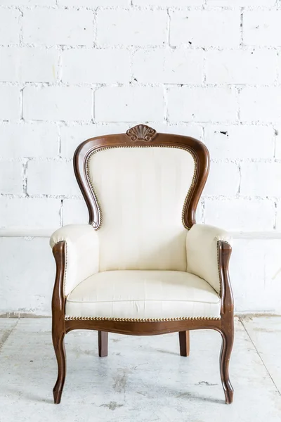 Белый ретро-стул — стоковое фото