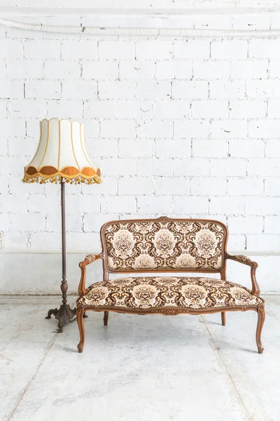 Kanapa sofa brązowy z lampą — Zdjęcie stockowe