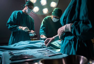 Cerrah doktor ameliyathane hemşiresinden cerrahi ekipman istiyor. Tıbbi ekip ameliyathanede ameliyat yapıyor. Sağlık hizmetleri cerrahi konsepti.