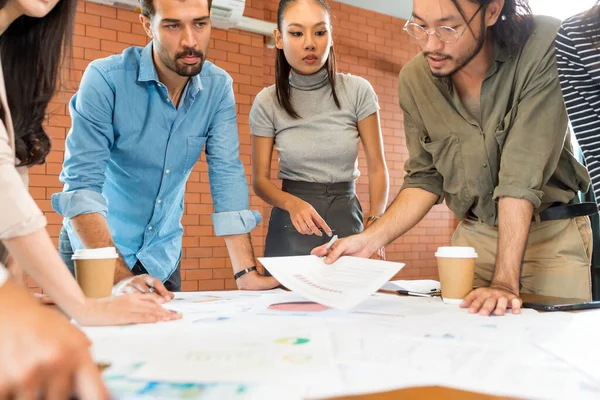 Acercamiento Grupo Asiático Caucásico Equipo Negocios Reunión Lluvia Ideas Sobre —  Fotos de Stock