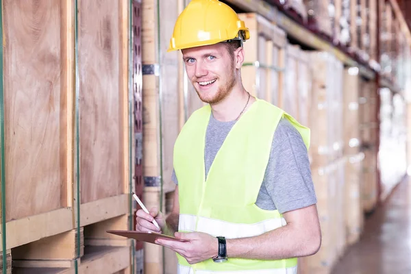 Lavoratore Bianco Del Magazzino Caucasico Ritratto Usa Tablet Digitale Controllo — Foto Stock