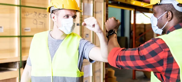 Operaio Magazzino Interrazziale Panoramico Con Maschera Viso Fare Urto Gomito — Foto Stock