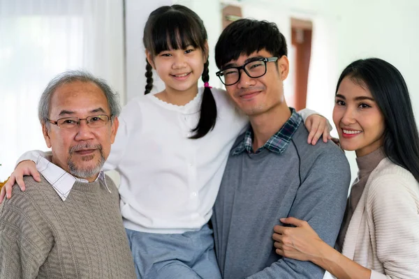 Grup Portret Familie Asiatică Multigenerațională Fericită Picioare Camera Zâmbet Apartament — Fotografie, imagine de stoc