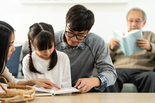 Asyalı Tatlı Kız Anne Babasıyla Oturma Odasında Çizgi Roman Okuyor — Stok fotoğraf