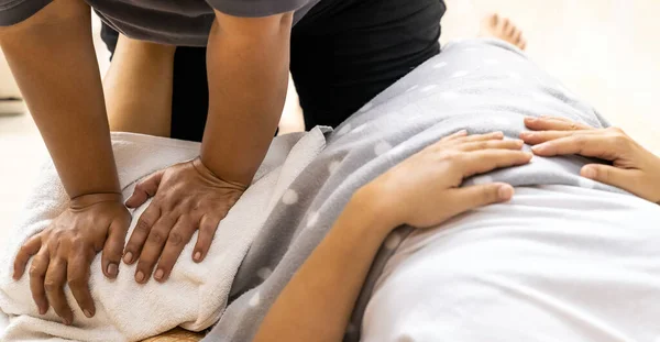 Mulher Asiática Panorâmica Fazer Massagem Casa Com Máscara Facial Como — Fotografia de Stock