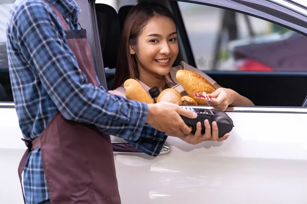 アジアの女性の肖像は オンライン食料品の注文やサービスを通じて駆動するためのモバイル決済非接触技術を作る オンラインでのドライブは Covid 19パンデミック後に新しい通常の人気があります ロイヤリティフリーのストック画像