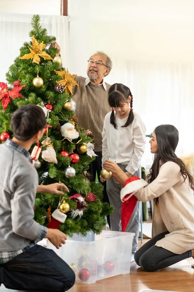 Multigeracional Asiático Família Decorar Uma Árvore Natal Mãe Pai Filha — Fotografia de Stock