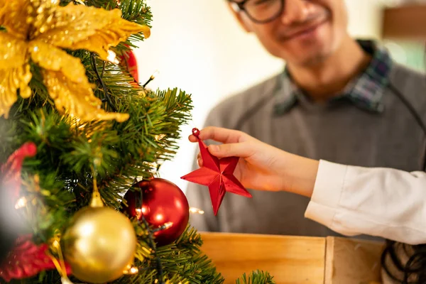 Cerca Mano Niña Asiática Decorando Árbol Navidad Con Adorno Preparándose — Foto de Stock