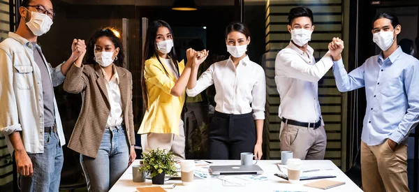 全景商务人员代用问候语代替握手 以减少夜间在会议室新的正常办公室生活方式中感染头孢病毒Covid 他们戴着防护面罩 — 图库照片
