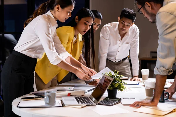 Lavoro Concetto Tardi Interrazziale Asiatico Business Team Brainstorming Idea Ufficio — Foto Stock