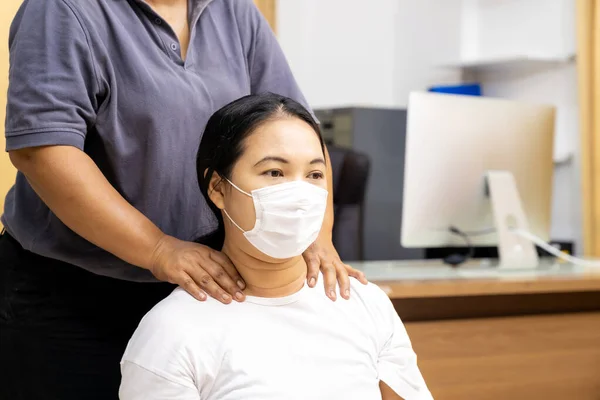 Quarantena Donna Asiatica Fare Massaggi Casa Con Maschera Facciale Mentre — Foto Stock