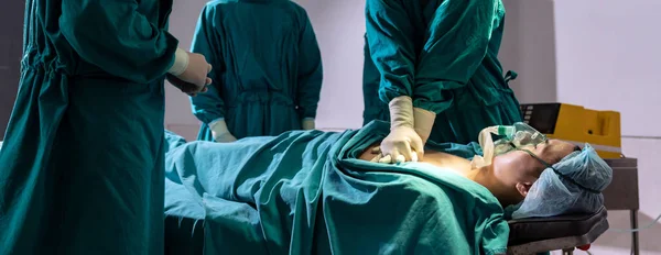 Panorama Lekarz Chirurg Pielęgniarka Zrobić Resuscytację Pacjenta Podczas Gdy Pacjent Zdjęcie Stockowe
