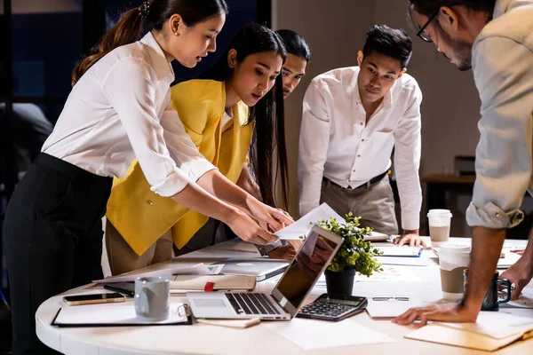 Arbeit Spät Konzept Der Interracial Asiatischen Business Team Brainstorming Idee Stockbild