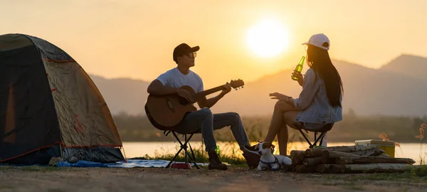 Panorámico Joven Pareja Asiática Adulta Tocando Guitarra Bebiendo Cerveza Junto — Foto de Stock