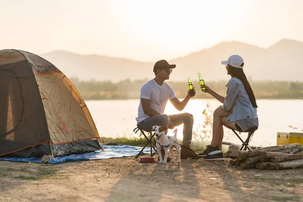 Młoda Azjatycka Para Pije Piwo Przy Namiocie Zachodzie Słońca Camping Obrazek Stockowy