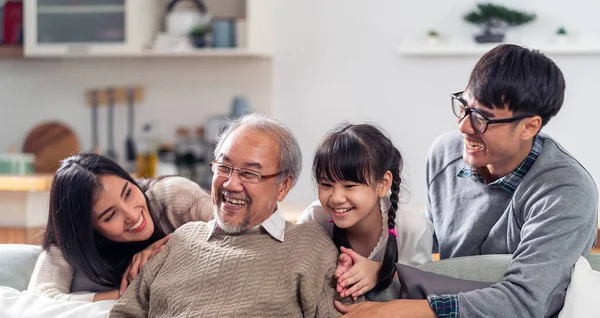 Panorama Grupp Porträtt Lycklig Flergenerationsfamilj Asiatiska Sitta Soffa Soffa Vardagsrummet Royaltyfria Stockfoton