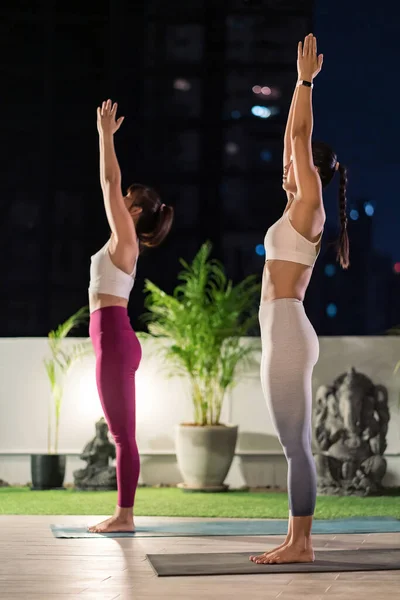 Dos Mujeres Asiáticas Pantalones Ropa Deportiva Practicando Yoga Durante Cierre — Foto de Stock