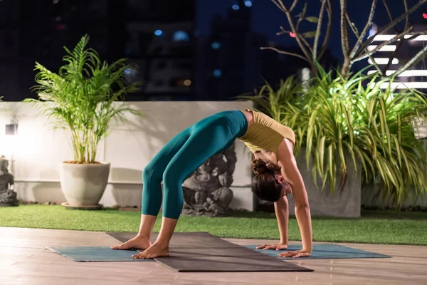 Mujer Asiática Pantalones Sujetador Ropa Deportiva Practicando Yoga Durante Cierre — Foto de Stock