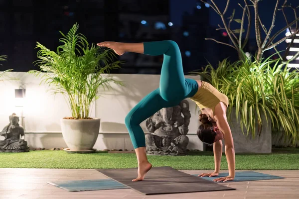 Mujer Asiática Pantalones Sujetador Ropa Deportiva Practicando Yoga Durante Cierre — Foto de Stock