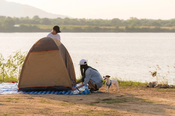 Pareja Asiática Adulta Joven Parcela Montar Tienda Campaña Para Acampar — Foto de Stock