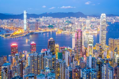 Alacakaranlıkta Hong Kong Skyline
