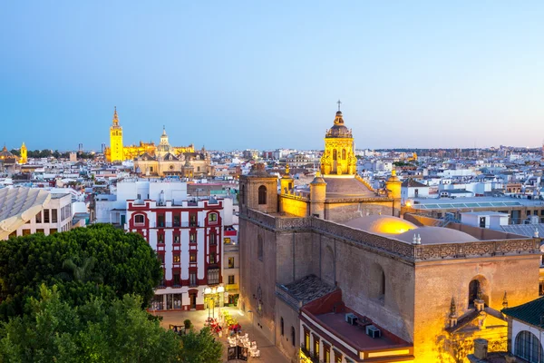 Kathedraal van Sevilla en stadsgezicht — Stockfoto