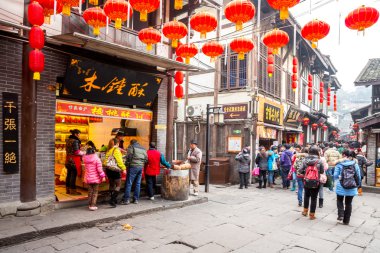 turistler ciqikou antik kenti alışveriş