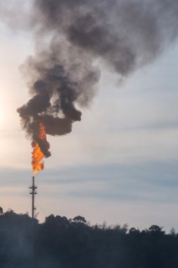 Petrol damıtma kulesinin kirlilik ile